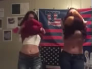 兩位米國少女在自拍脫衣舞